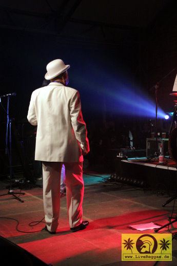 Dennis Alcapone (Jam) with Rude Rich and The Highnotes 19. This Is Ska Festival - Wasserburg, Rosslau 26. Juni 2015 (15).JPG